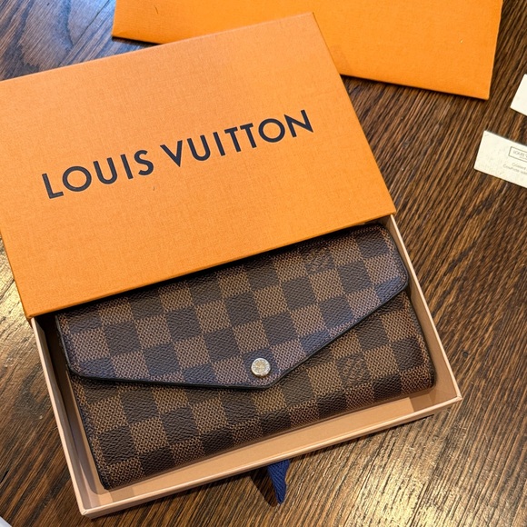 Louis Vuitton Sarah Wallet - Picture 11 of 14
